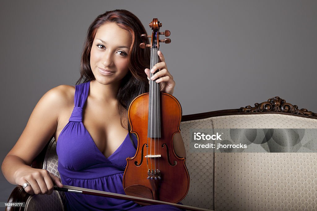 Beleza elegante com violino - Foto de stock de 20 Anos royalty-free