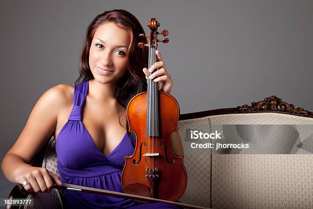Foto de Beleza Elegante Com Violino e mais fotos de stock de 20 Anos - 20 Anos, Adulto, Alta Sociedade