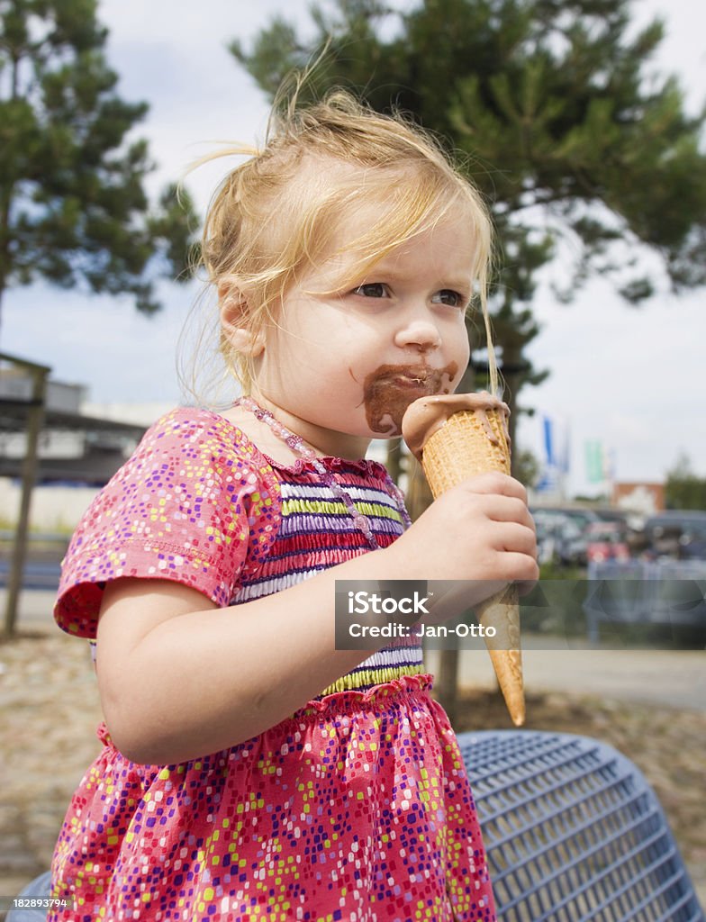 Kind und Eiscreme - Lizenzfrei Schmutzig Stock-Foto