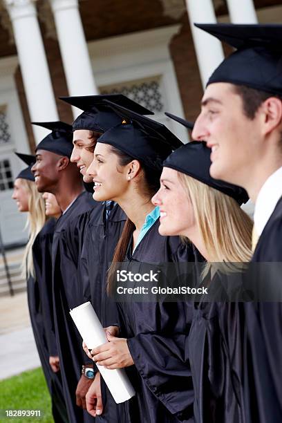 Photo libre de droit de Souriant Étudiants Diplômés Debout Dans Une Ligne banque d'images et plus d'images libres de droit de 18-19 ans - 18-19 ans, 20-24 ans, Adulte