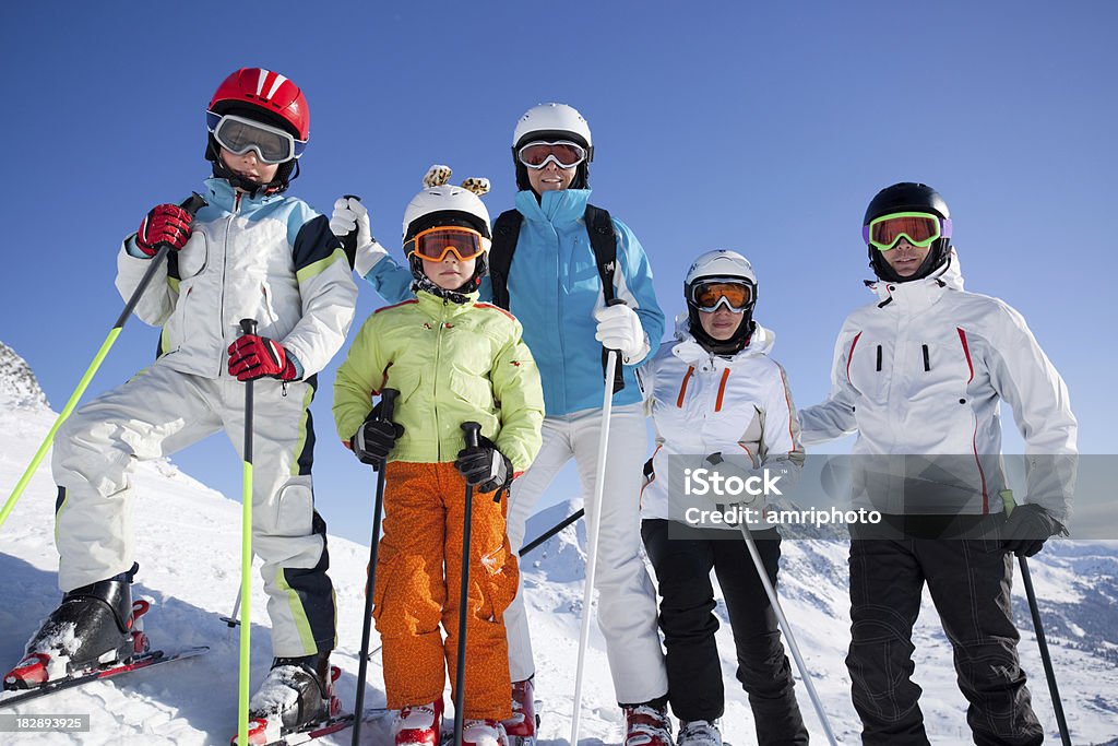 Skifahrer auf blauem Himmel in der Nähe - Lizenzfrei Berg Stock-Foto