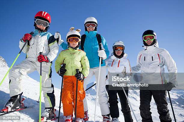Skifahrer Auf Blauem Himmel In Der Nähe Stockfoto und mehr Bilder von Berg - Berg, Familie, Fotografie