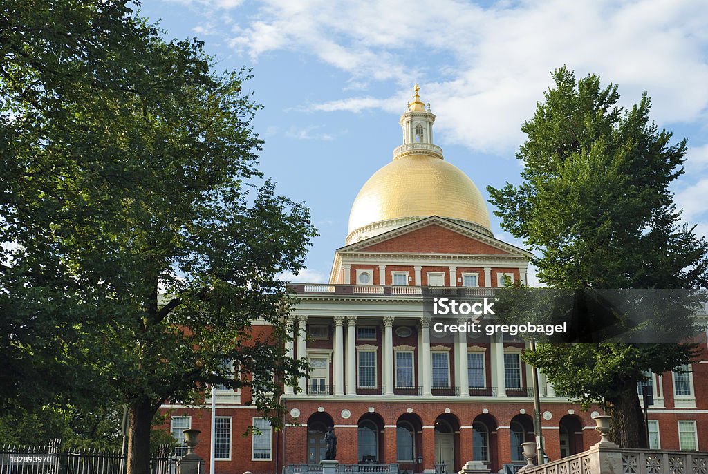 Massachusetts State casa con cielo blu e alberi di Boston - Foto stock royalty-free di Architettura