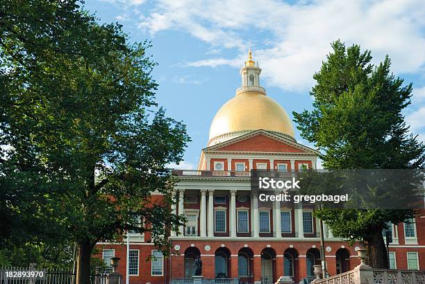Massachusetts Państwowy Dom Z Błękitne Niebo I Drzewa W Bostonie - zdjęcia stockowe i więcej obrazów Architektura