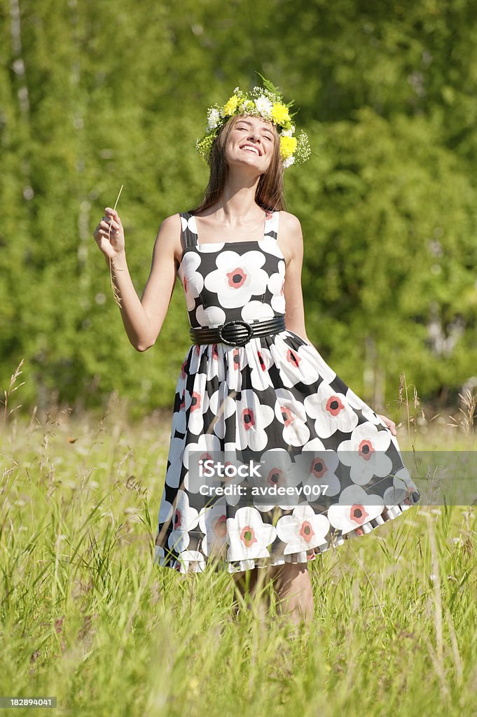 Mulher com coroa de flores na meadow - Foto de stock de 20-24 Anos royalty-free