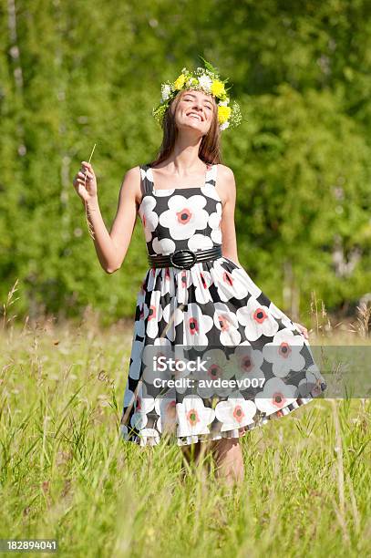 Foto de Mulher Com Coroa De Flores Na Meadow e mais fotos de stock de 20-24 Anos - 20-24 Anos, 25-30 Anos, Adulto