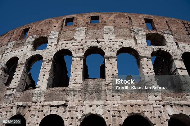 Colosseum Roma - Fotografias de stock e mais imagens de Anfiteatro - Anfiteatro, Arcaico, Arco - Caraterística arquitetural