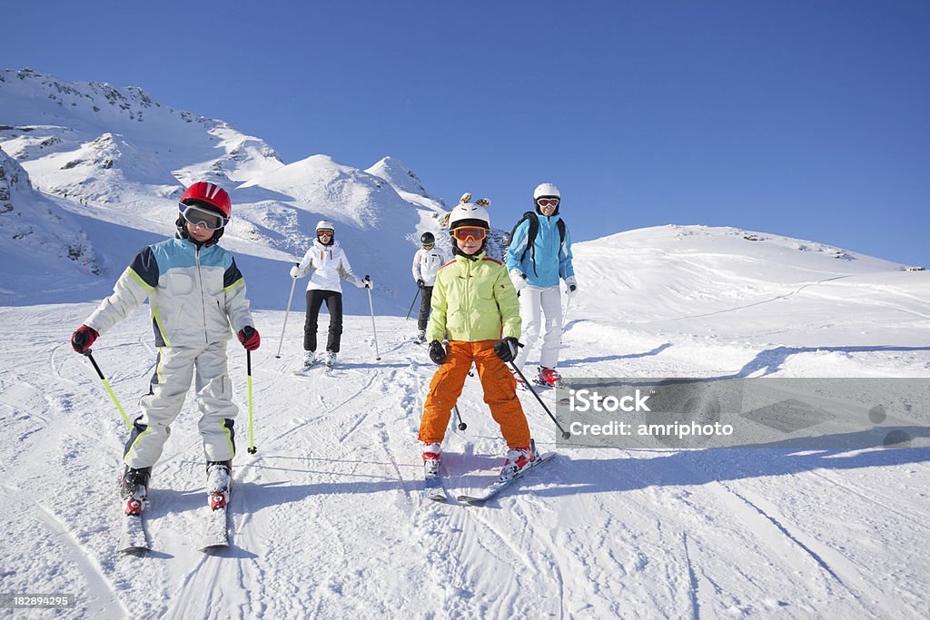 Crianças e adultos em pistas de esqui - Foto de stock de Criança royalty-free
