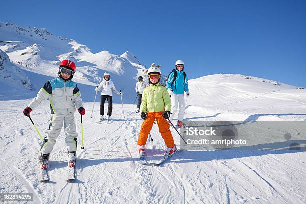 Foto de Crianças E Adultos Em Pistas De Esqui e mais fotos de stock de Criança - Criança, Esqui - Esqui e snowboard, Adulto