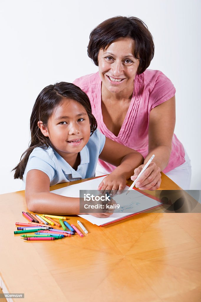 Mãe ou professor ajudar com o trabalho escolar rapariga - Royalty-free Fundo Branco Foto de stock