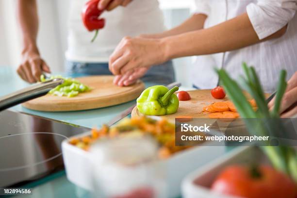 Foto de Preparando Comida e mais fotos de stock de Adulto - Adulto, Alimentação Saudável, Atividade