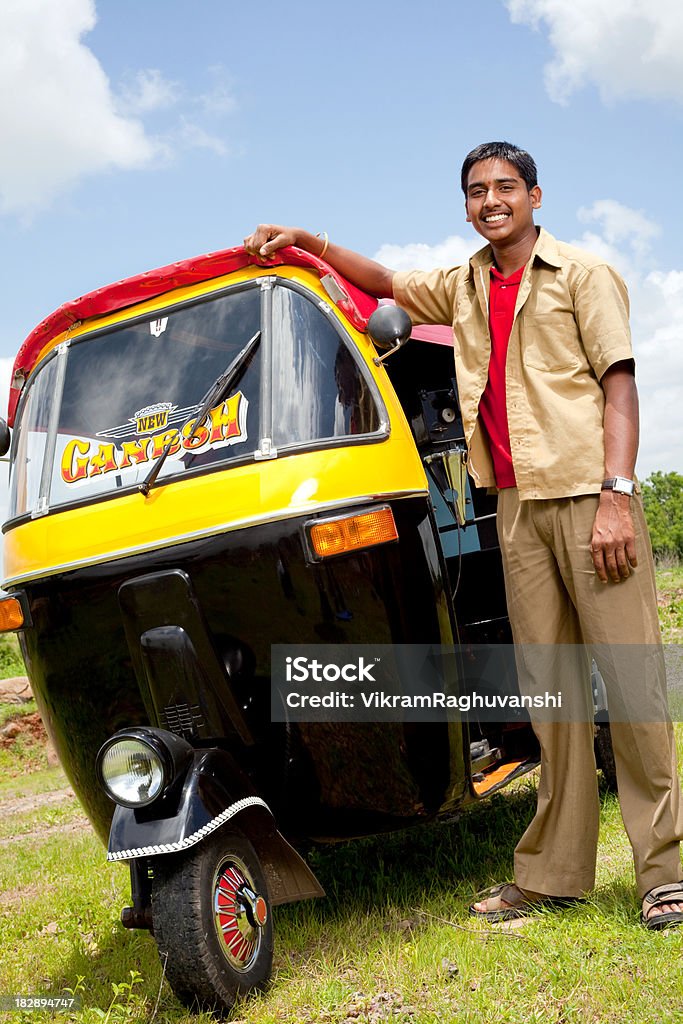 Giovane allegro indiano Auto Guidatore di risciò - Foto stock royalty-free di 18-19 anni