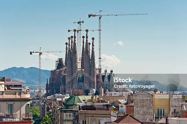 Photo libre de droit de Barcelone Sagrada Familia Flèches De Construction De Grues Leixample Toits Catalogne Espagne banque d'images et plus d'images libres de droit de Antonio Gaudi