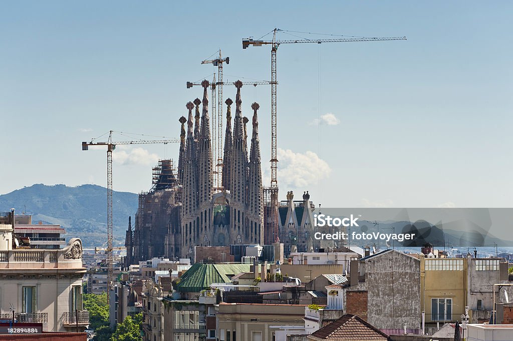 Barcelona Sagrada Familia шпилей строительство краны L'Эшампле крыши Каталония, Испания - Стоковые фото Антонио Гауди роялти-фри