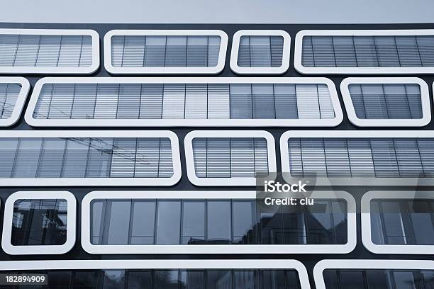 Moderno Edificio De Oficinas Ventanas Formato Horizontal Foto de stock y más banco de imágenes de Aire libre