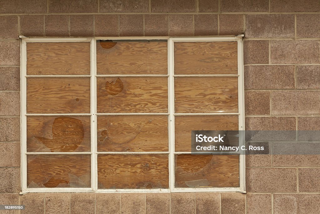 Заколоченный Сломанный стекло окна в брошенных Storefront - Стоковые фото Архитектурный элемент роялти-фри
