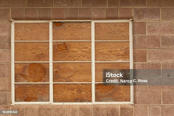 Заколоченный Сломанный Стекло Окна В Брошенных Storefront — стоковые фотографии и другие картинки Архитектурный элемент