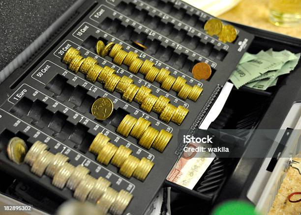 Monedas En Caja Registradora Foto de stock y más banco de imágenes de Caja registradora - Caja registradora, Mostrador de tienda para pagar, Robo - Delito