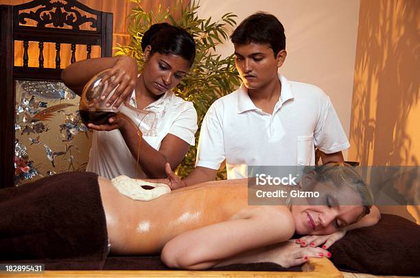 Ayurvedamassage Stockfoto und mehr Bilder von Ayurveda - Ayurveda, Gesundheitswesen und Medizin, Kosmetische Behandlung