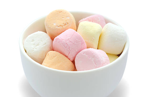 marshmallows na tigela - unhealthy eating copy space marshmallow softness - fotografias e filmes do acervo
