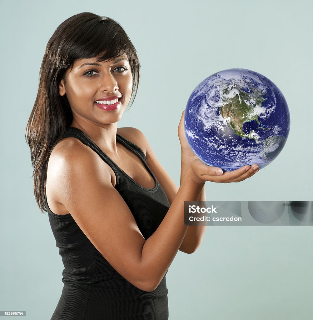 young Indian mujer agarrando mundo - Foto de stock de 20 a 29 años libre de derechos