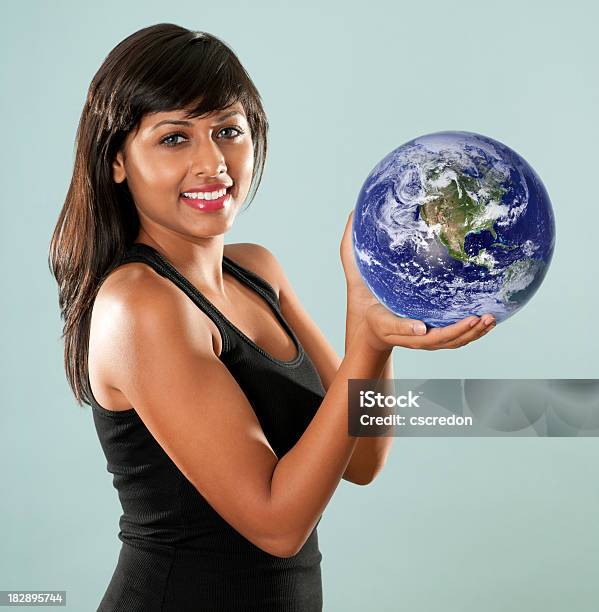 Young Indian Mujer Agarrando Mundo Foto de stock y más banco de imágenes de 20 a 29 años - 20 a 29 años, 20-24 años, Adulto
