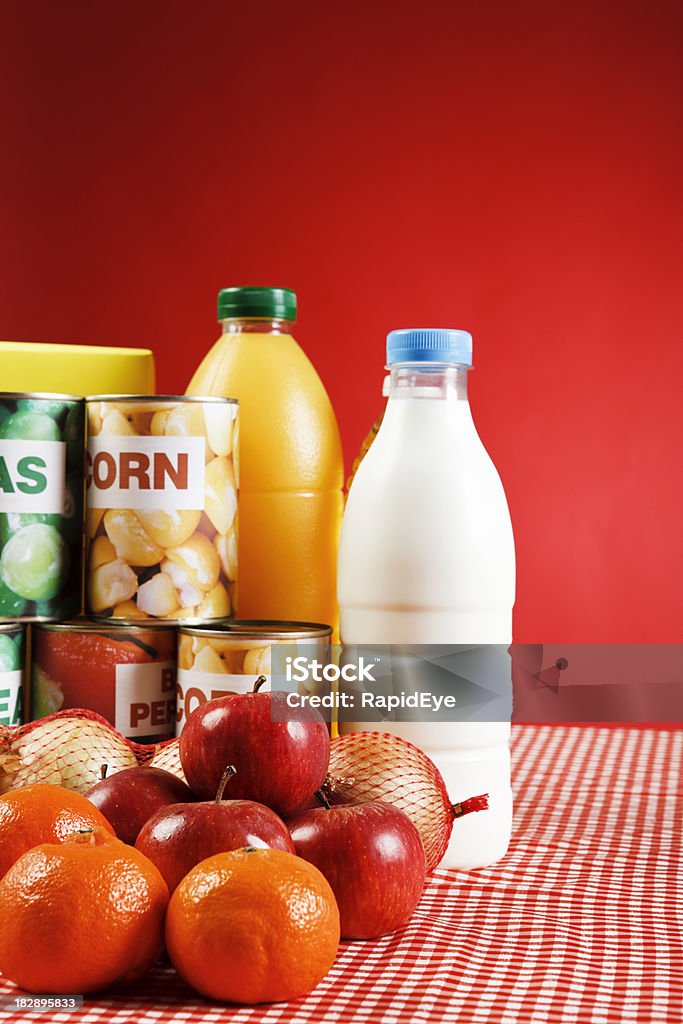 다양한 기초적임 식품을 깅엄 against 적색 배경 - 로열티 프리 0명 스톡 사진