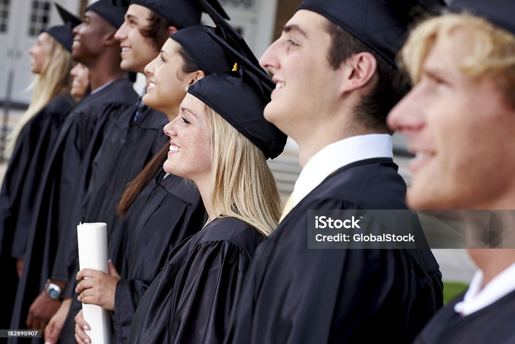Ritratto di un sorridente studenti laureati in piedi in una riga - Foto stock royalty-free di 18-19 anni