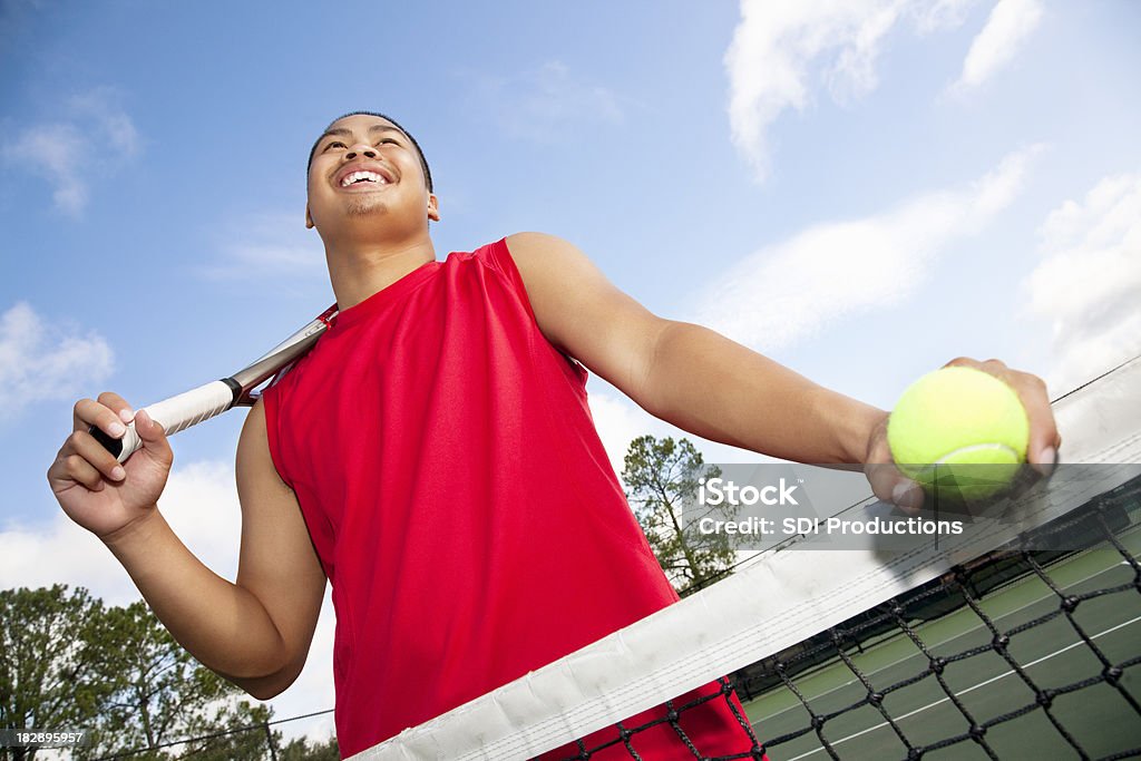 Улыбающаяся Теннисный игрок в сеть глядя вперед - Стоковые фото Активный образ жизни роялти-фри