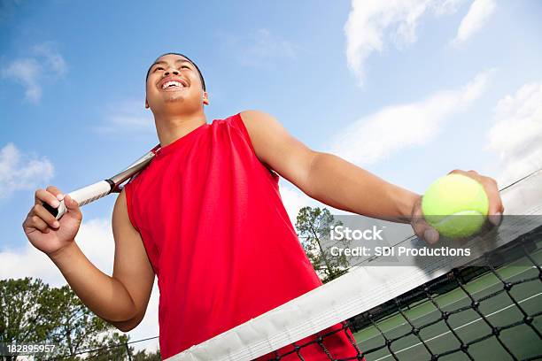Улыбающаяся Теннисный Игрок В Сеть Глядя Вперед — стоковые фотографии и другие картинки Активный образ жизни - Активный образ жизни, Атлет, Атлетизм