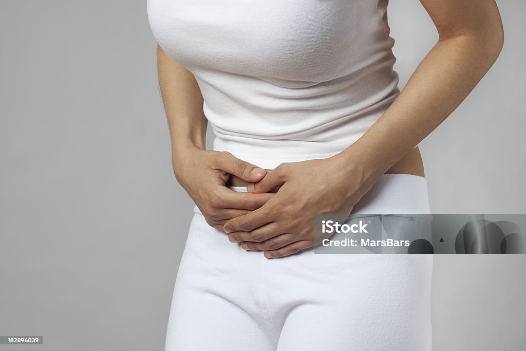 Femme avec des douleurs abdominales ou crampes - Photo de Douleur libre de droits