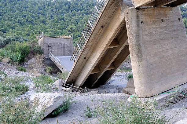 broken-brücke - einstürzen stock-fotos und bilder