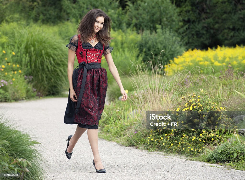 Tradizionale Dirndl, Oktoberfest-Outfoor divertimento (XXXL - Foto stock royalty-free di 20-24 anni