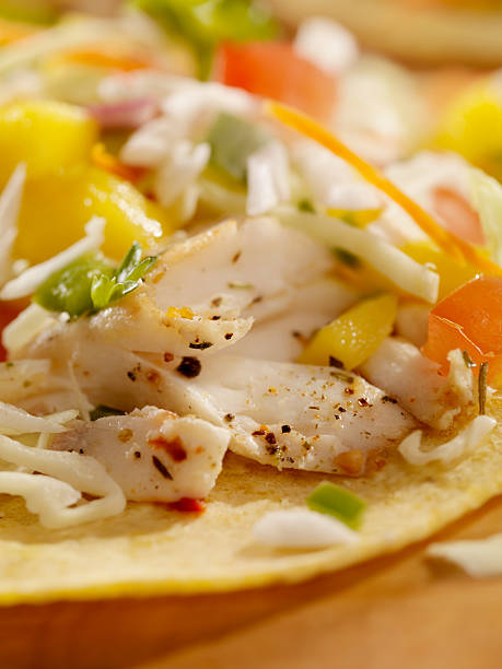 gegrillter fisch-tacos mit mango-salsa - prepared fish dolphin fish halibut grilled stock-fotos und bilder