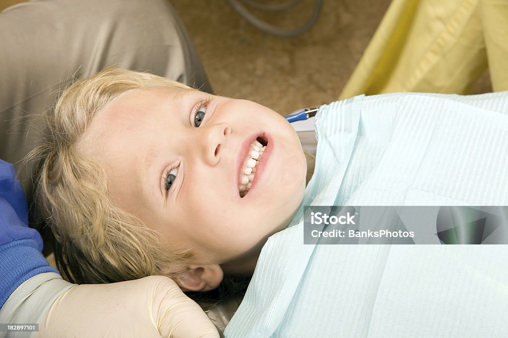 Kind junge lächelt nach Dental Reinigung - Lizenzfrei Beenden Stock-Foto