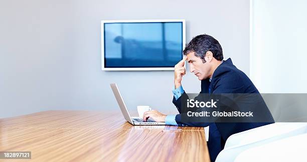 サイドのビジネス男に座るボードルーム - 机のストックフォトや画像を多数ご用意 - 机, 横顔, 男性