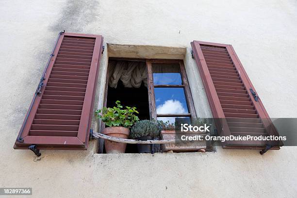 Otwórz Okno Na Stary Dom Gospodarstwo W Włochy - zdjęcia stockowe i więcej obrazów Okno - Okno, Otwarty, Bez ludzi