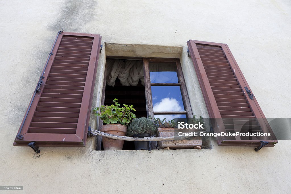 Откройте окно на старой ферме дом в Италии - Стоковые фото Окно роялти-фри
