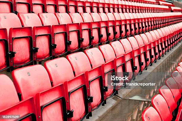 Fußballstadion Rote Sitze In Norwegen Stockfoto und mehr Bilder von Amphitheater - Amphitheater, Arrangieren, Baugewerbe