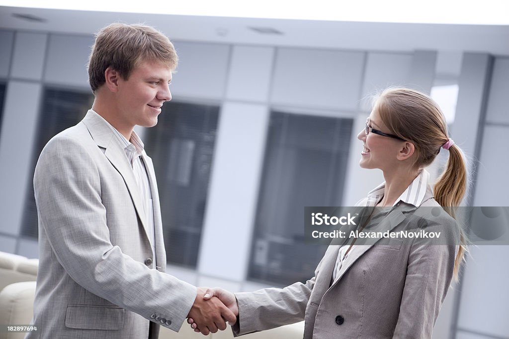 Empresário e Mulher de negócios, apertando as mãos ",Empresário e Empresária agitando as Mãos" - Foto de stock de Acordo royalty-free