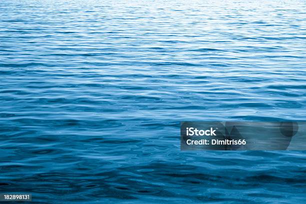 Wody Niebieski Pofałdowany - zdjęcia stockowe i więcej obrazów Abstrakcja - Abstrakcja, Abstrakcyjne tło, Bez ludzi