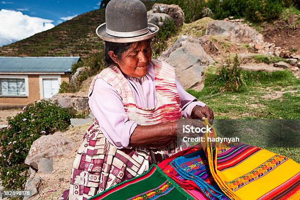 Boliviano Mulher Vender Lembranças Isla Del Sol Bolívia - Fotografias de stock e mais imagens de Bolívia