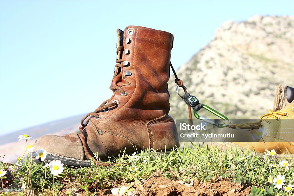 Bota para caminhada e as montanhas - Foto de stock de Atividade royalty-free