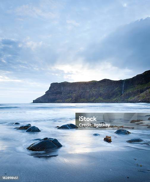 Luz Do Mar Cliff - Fotografias de stock e mais imagens de Anoitecer - Anoitecer, Ao Ar Livre, Azul
