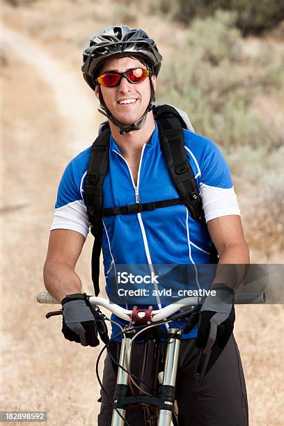 Retrato De Ciclismo De Montaña Foto de stock y más banco de imágenes de 20 a 29 años - 20 a 29 años, Actividades recreativas, Actividades y técnicas de relajación