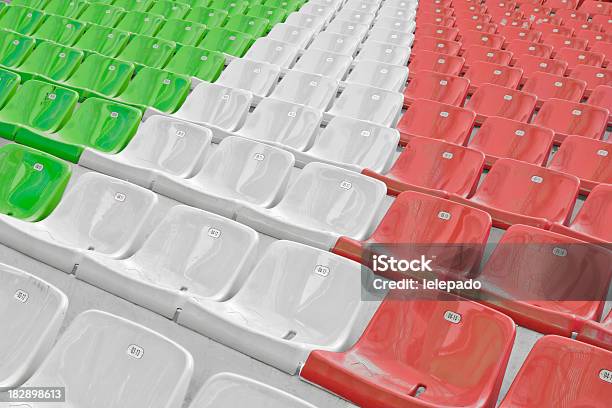 연립 Of 엠티 플라스틱 의자 이탈리어어 플랙 색상 0명에 대한 스톡 사진 및 기타 이미지 - 0명, 건축, 건축적 특징