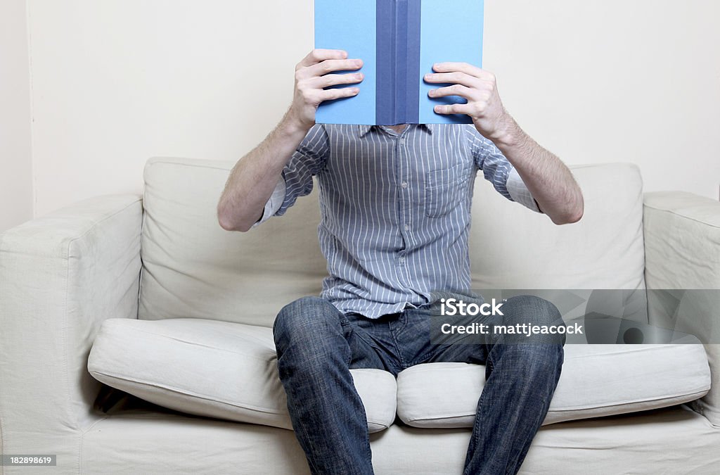 Uomo in camicia blu a leggere un libro - Foto stock royalty-free di Adulto