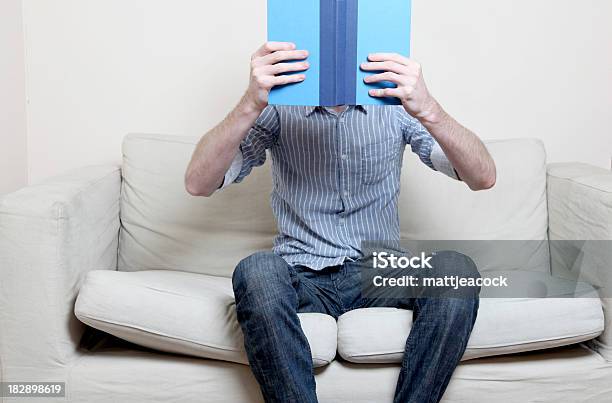 Uomo In Camicia Blu A Leggere Un Libro - Fotografie stock e altre immagini di Adulto - Adulto, Aperto, Blu