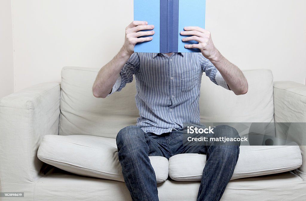 Macho com camisa azul lendo um livro - Foto de stock de Aberto royalty-free