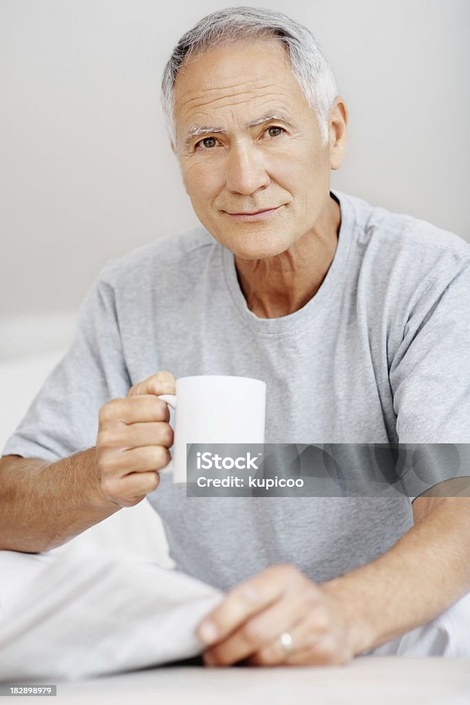 Senior Mann holding Tageszeitung und Kaffee Tasse wie zu Hause fühlen. - Lizenzfrei 60-64 Jahre Stock-Foto